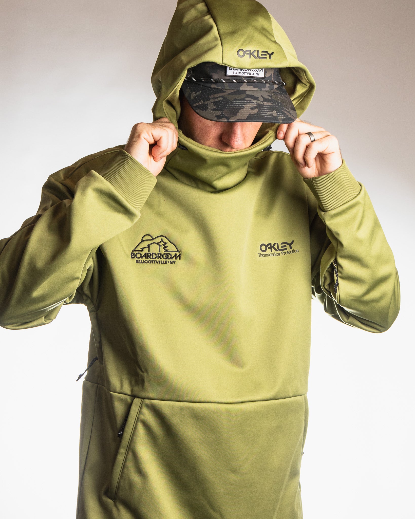 ForestBailey'sCosmicCollectionスノーボードウェア Boardroom x Oakley Park RC Softshell Hoodie | The Boardroom